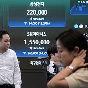 Handlare på börsen i Sydkorea funderar över nedgången för SK Hynix och Samsung.