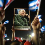 Fidel Castros bild bärs upp av kubaner under en ceremoni i Santiago de Cuba, 4 december, 2016.