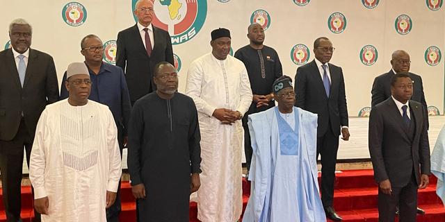 Nigerias president Bola Ahmed Tinubu (andre från vänster) tog emot övriga västafrikanska ledare i samarbetsorganisationen Ecowas för ett blixtinkallat möte i Abuja, Nigeria, den 30 juli 2023. Chinedu Asadu / AP