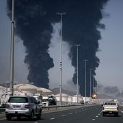 Brand i oljeanläggning i Förenade arabemiraten orsakad av nedskjuten iransk drönare.