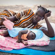 En kvinna och hennes barn som flytt Sudan.