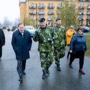 Tidigare statsminister Stefan Löfven (S) och tillträdande regementschef Jonas Karlsson på I21 i Sollefteå (oktober 2021)