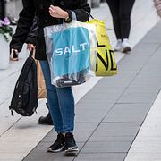 Kvinna bär kassar på shoppingstråket på Drottninggatan i Stockholm. Illustrationsbild.