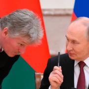 Dmitrij Peskov och Vladimir Putin. Arkivbild. 