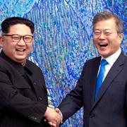 Kim Jong-Un och Moon Jae-In i samband med en träff i april i år.