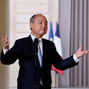 Softbanks vd Masayoshi Son och Frankrikes president Emmanuel Macron när nyheten om investeringen presenterades i går.