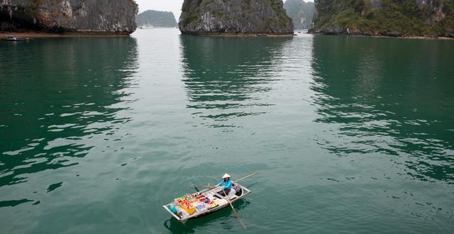 En kvinna i en båt i Ha-Long-bukten, Vietnam. Løvland, Marianne / NTB