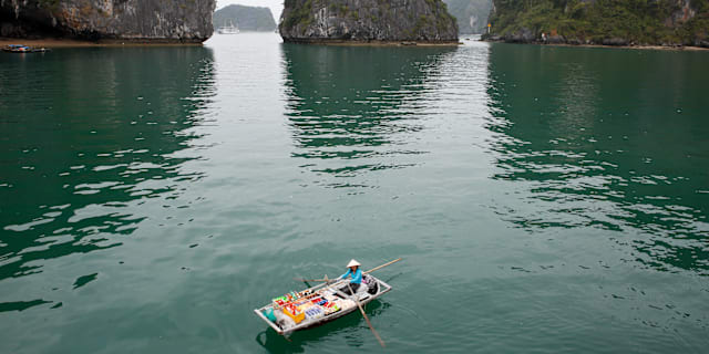 En kvinna i en båt i Ha-Long-bukten, Vietnam. Løvland, Marianne / NTB