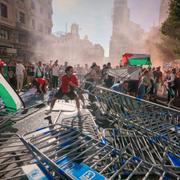 Demonstranter blockerar vägen i ett försök att störa den tjugoförsta etappen av det spanska cykelloppet.