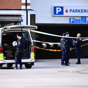 Polisen utanför parkeringsgaraget där den skjutne mannen hittades.