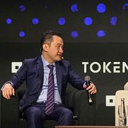 Arkivbild. Justin Sun (till vänster) på scenen tillsammans med Eric Trump (till höger) under ett kryptoevent i Dubai 2025. 