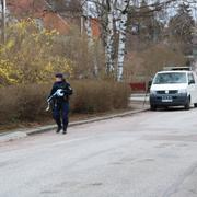  Polisen arbetar på platsen efter att en misstänkt gärningsman har skjutits av polis efter att ha attackerat tre äldre kvinnor med någon form av vasst föremål i centrala Västerås.De tre kvinnorna har förts till sjukhus, en av dem, som är i 70-årsåldern, med svåra skador. Övriga uppges ha lindriga skador. 