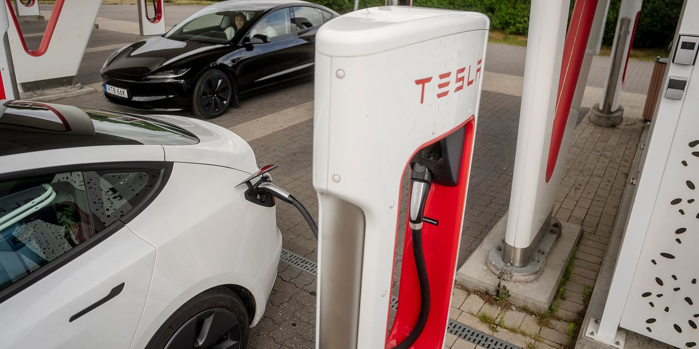 Teslas faller trots överraskande stark försäljning