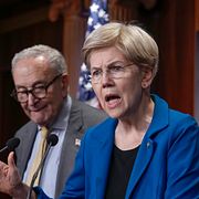 Demokratiska senatorerna Elizabeth Warren och Chuck Schumer. Arkivbild.