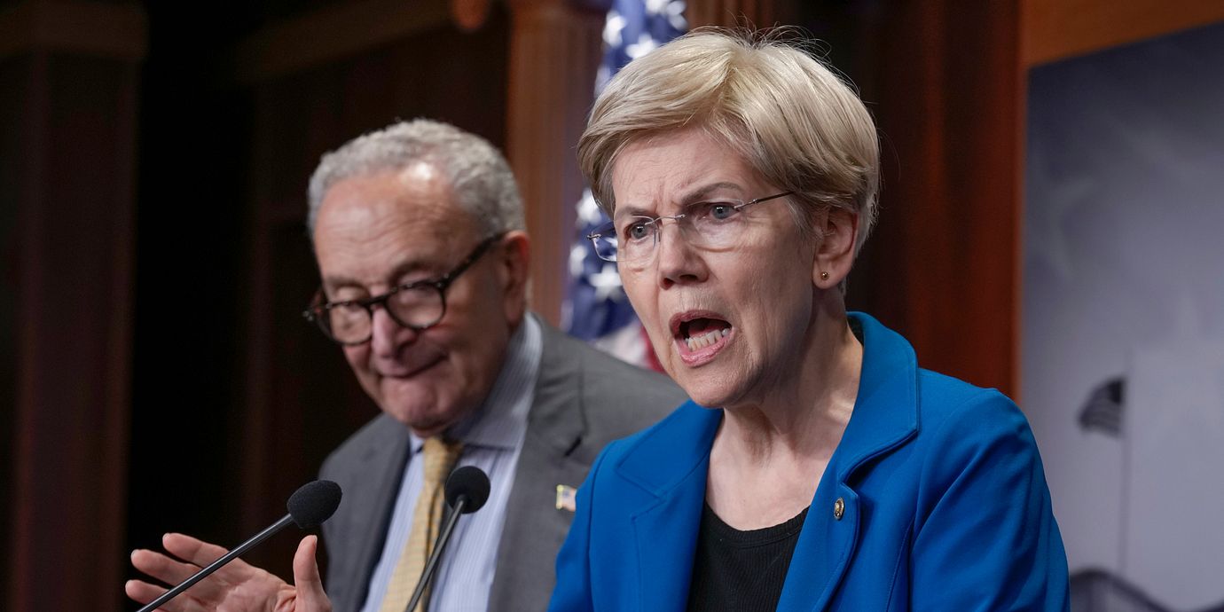 Demokratiska senatorerna Elizabeth Warren och Chuck Schumer. Arkivbild.