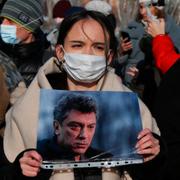 En demonstrant i Moskva håller upp en bild av Boris Nemtsov.