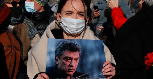 En demonstrant i Moskva håller upp en bild av Boris Nemtsov. Alexander Zemlianichenko / AP