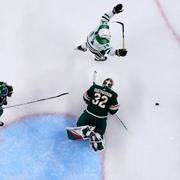 Jamie Benn jublar efter att Dallas fått hål på Minnesotamålvakten Filip Gustavsson.