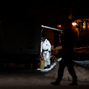 Polistekniker utanför kvinnans hus. 