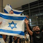 Israeliska fans hälsas välkomna hem efter att de attackerats i Amsterdam. 8 november 2024. 