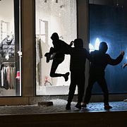 Ungdomar bryter sig in i en butik i Paris, den 18 oktober.