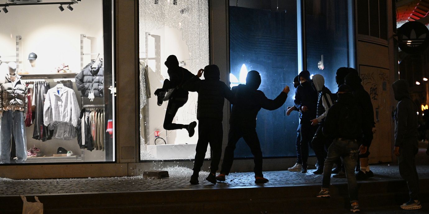 Ungdomar bryter sig in i en butik i Paris, den 18 oktober.