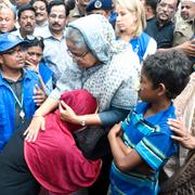 Bangaldeshs premiärminister Sheikh Hasina i ett flyktingläger.