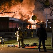 Enheter från flera brandstationer kallades in i släckningsarbetet efter branden i Landskrona.