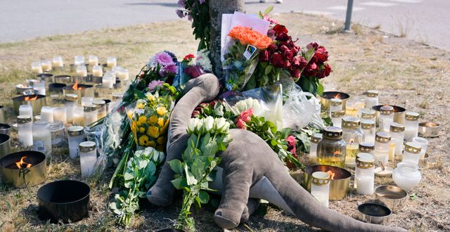 Minnesplats med blommor, dagen efter olyckan där en ung pojke dog efter att blivit påkörd när han cyklade i Märsta. Janerik Henriksson/TT