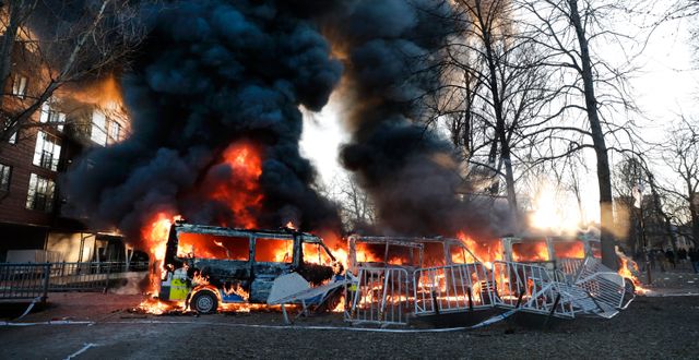 I samband med upploppen brändes flera polisbilar. Kicki Nilsson/TT