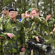 Kung Carl Gustaf besöker svenska bataljonen utanför Riga