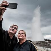 Håkan Juholt tar en selfie med hustrun Åsa vid en geiser på Island.