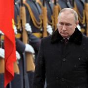 Den ryske presidenten Vladimir Putin har total kontroll och endast han kan stoppa invasionen nu, skriver till exempel Angus Roxburgh i en krönika i The Guardian. 