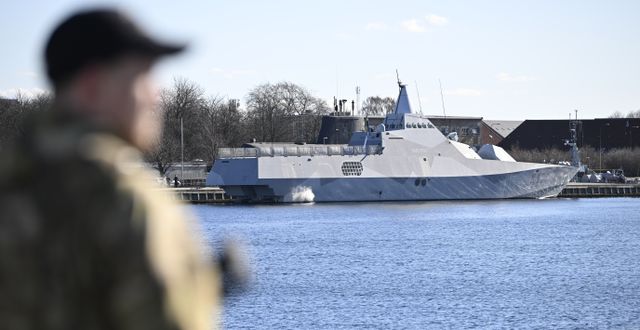 En dansk soldat och den svenska korvetten HMS Karlstad i Köpenhamn, 4 mars Johan Nilsson/TT