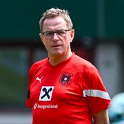 Förbundskaptenen Ralf Rangnick under träning med det österrikiska fotbollslandslaget på Ernst-Happel-Stadion i Wien inför EM-kvalmatchen mot Sverige på tisdag.