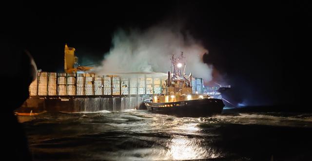 Bild på fartygsbranden, 4 december.  Kustbevakningen / TT NYHETSBYRÅN