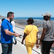 John Steenhuisen pratar med väljare vid en strandpromenad i Kapstaden. 