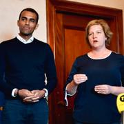 Liberalernas andranamnet Said Abdu och toppkandidaten Karin Karlsbro (L) presenterar partiets valaffischer inför EU-valet under en pressträff i Stockholm. 