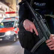 Poliser utanför ett av de kaféer som gärningsmannen sköt mot.