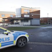 Polis på plats vid skolan i Hallsberg där två elever knivskars i höstas.