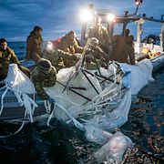 Den misstänkta spionballongen bärgas ur havet.  AP