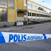 Polisavspärrning utanför Brinellskolan i Fagersta.