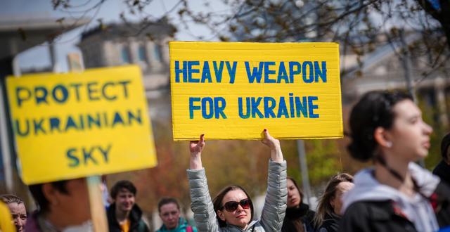 Protester i Tyskland mot att regeringen bromsat vapenleveranser till Ukraina. Kay Nietfeld / AP