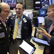 Glada miner hos investerarna Andrew Silverman, Gregory Rowe och Robert Charmak på Wall Street på fredagen.