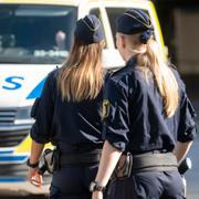 Polis patrullerar i Hässelby gård efter mordet.
