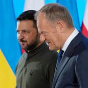 Donald Tusk och Volodymyr Zelenskyj vid ett möte i Polen förra året.