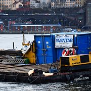 En filt ligger över vad som förmodas vara en död kropp på en ponton utanför Nationalmuseum i Stockholm där en död man ska ha hittats under förmiddagen.