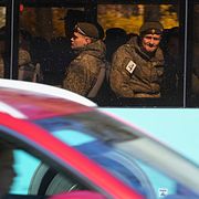 Ryska soldater åkte buss för att delta i Vladimir Putins segerparad tidigare i våras.