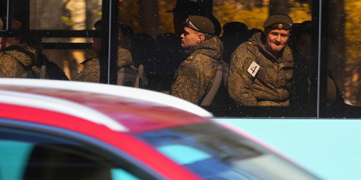 Ryska soldater åkte buss för att delta i Vladimir Putins segerparad tidigare i våras.