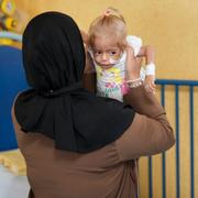 Islam Qudeih och hennes dotter Shamm Qudeih, 2, vårdas på ett sjukhus i Italien efter att ha evakuerats från Gaza.